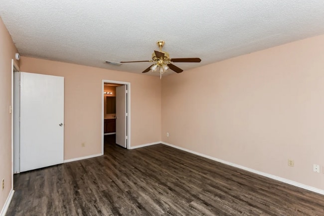 Foto del edificio - 3801 Waxwing Cir S