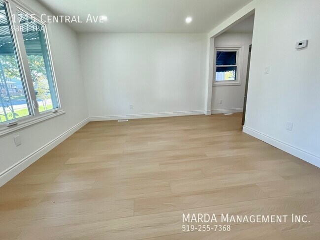 Photo du bâtiment - NEWLY RENOVATED 2BEDROOM+DEN/1BATH HOUSE ON CENTRAL AVE + UTILITIES