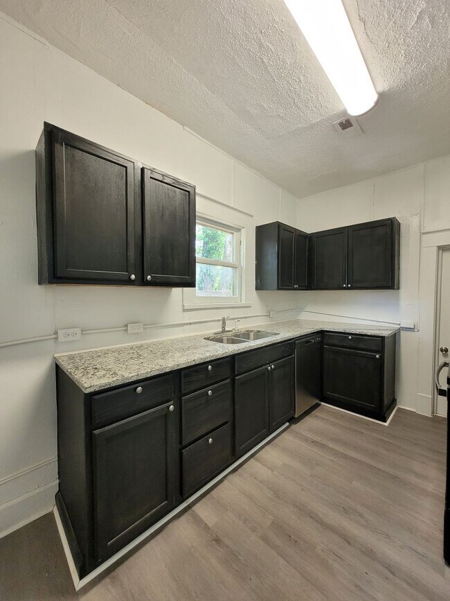 Building Photo - Come see this 2 Bedroom 1 Bath near Downtown!