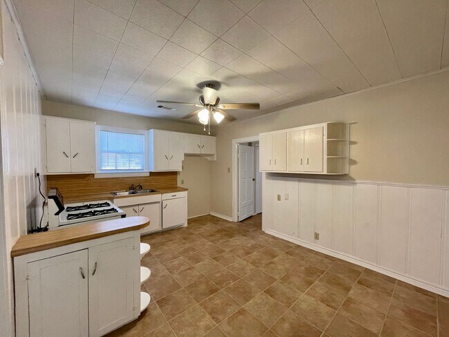 Building Photo - 3336 Lay Ave, Groves, TX 77619