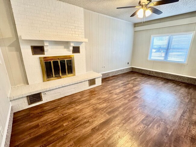 Building Photo - 606 N Village Ave