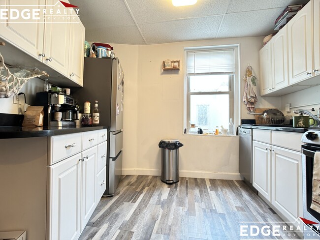 Building Photo - 255 Kelton St