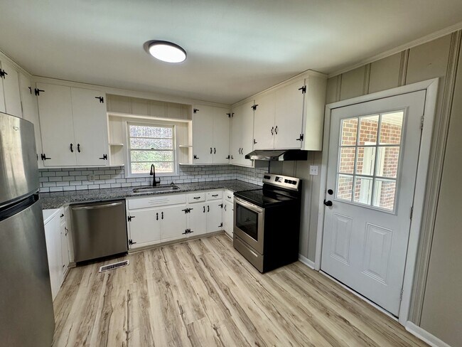 Foto del edificio - 17456 Lucas Ferry Rd