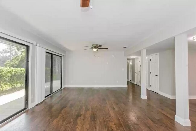 Sala de estar - 813 Pinewood Ct