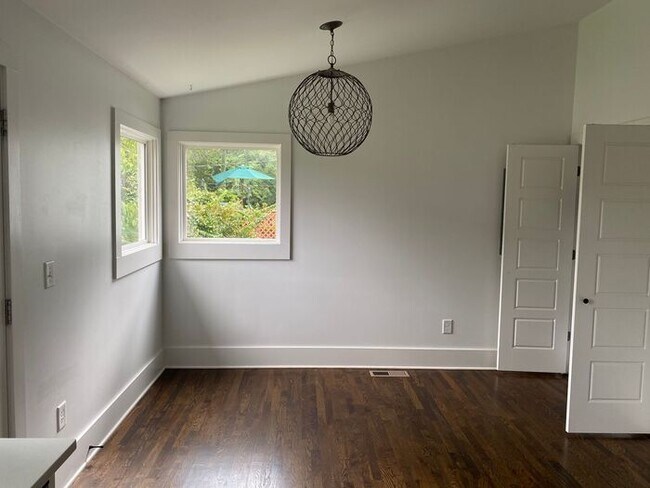 Building Photo - Amazing Updated One Bedroom in South Nashv...