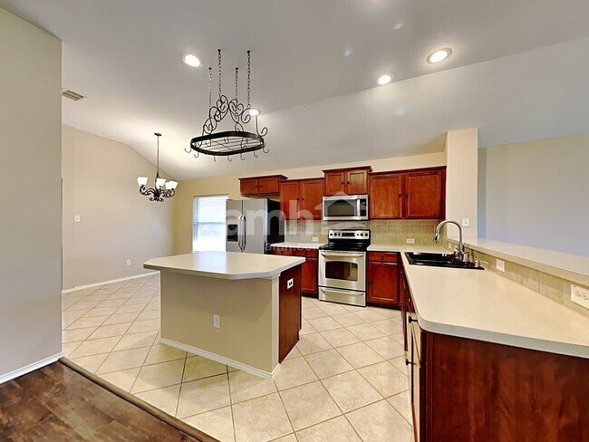 Foto del edificio - 1117 Luckenbach Dr