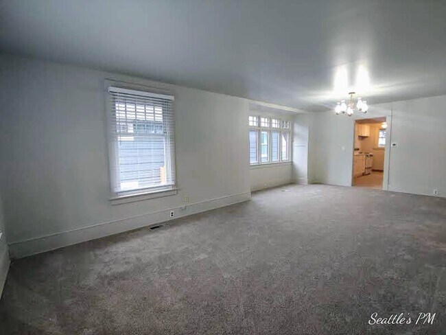 Foto del edificio - Roomy U district home