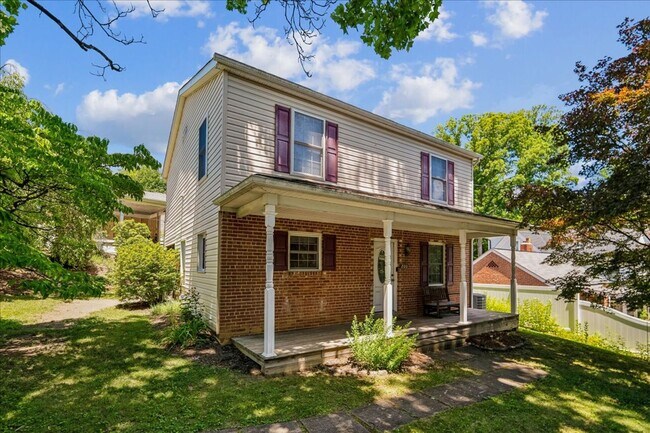 Foto del edificio - Cozy 3BE/2.5BA Colonial in Takoma Park with screened porch!