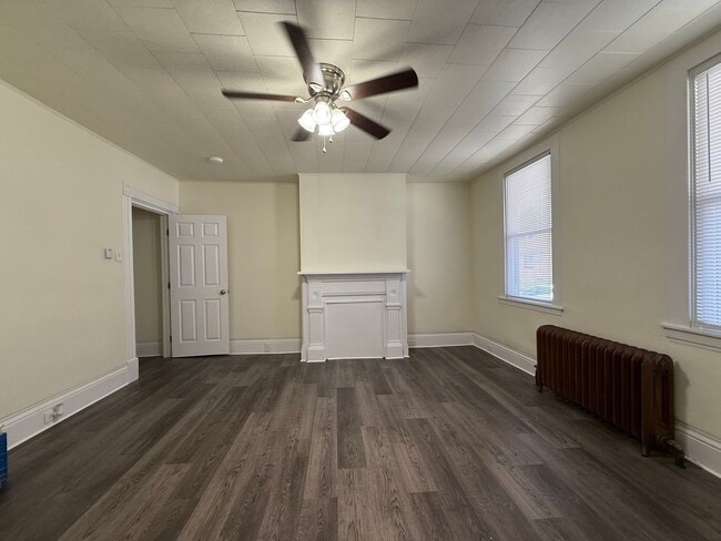 Building Photo - Updated 3 BR 2 Full Bath house w/ Yard!