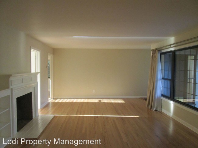 Building Photo - 118 N Avena Ave