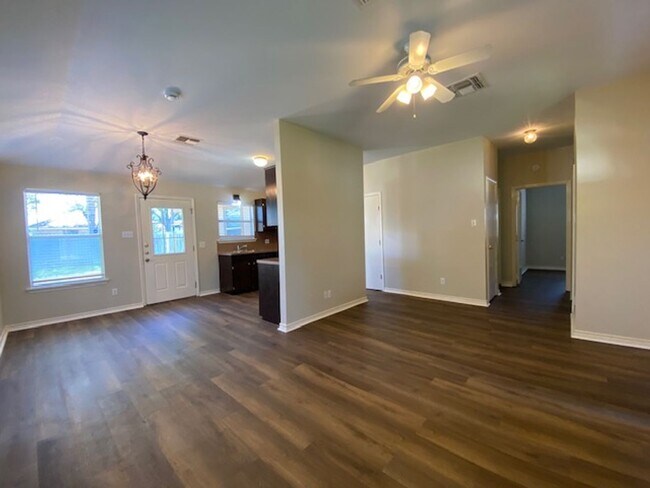 Foto del edificio - CHARMING SINGLE-STORY HOME IN CALALLEN ISD!