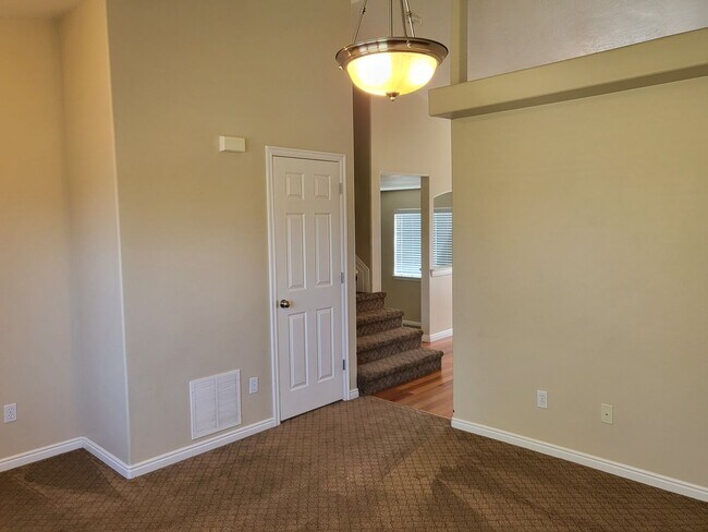 Building Photo - Large Pleasant Grove Home