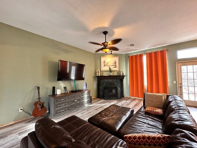 Building Photo - 3 Bed 2 Bath Home in Yukon with attached garage and Fenced back yard.