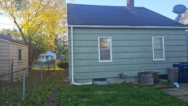 Building Photo - 3806 Herrick St