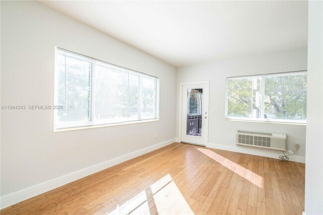 Foto del edificio - 7301 Carlyle Ave