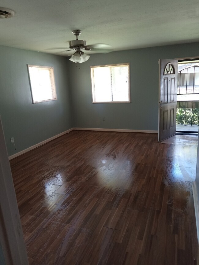 Sala de estar - 3138 Lakewood Dr