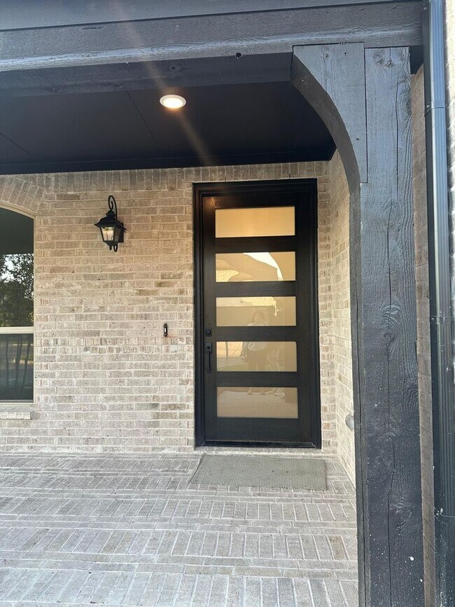 Building Photo - 613 Florence Trl