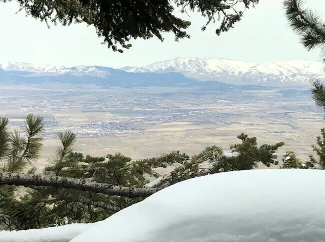 Foto del edificio - Available for long- or short-term rent. Available now.