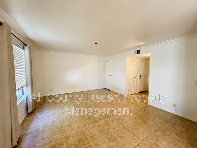 Foto del edificio - 43376 Cook St