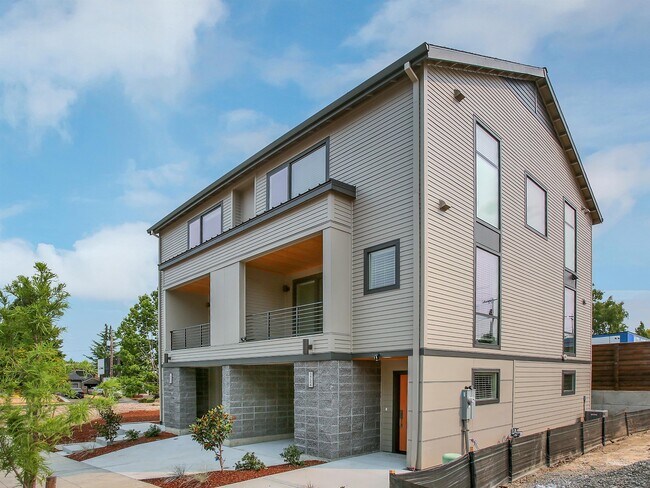 Building Photo - 5750 SE 17th Ave
