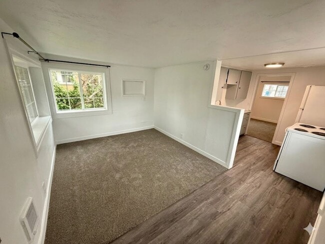 Building Photo - 1BR/1BA Studio in Downtown Clarkston!