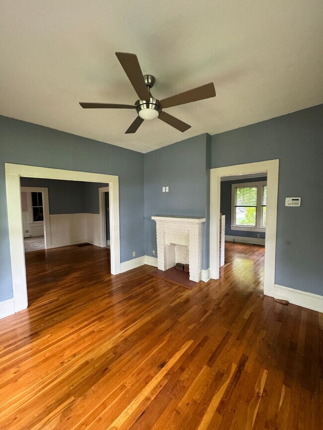 Foto del edificio - Gorgeous 2 Bedroom 1 Bathroom Single Family Home Located in the Heart of Midtown! Includes Hardwo...