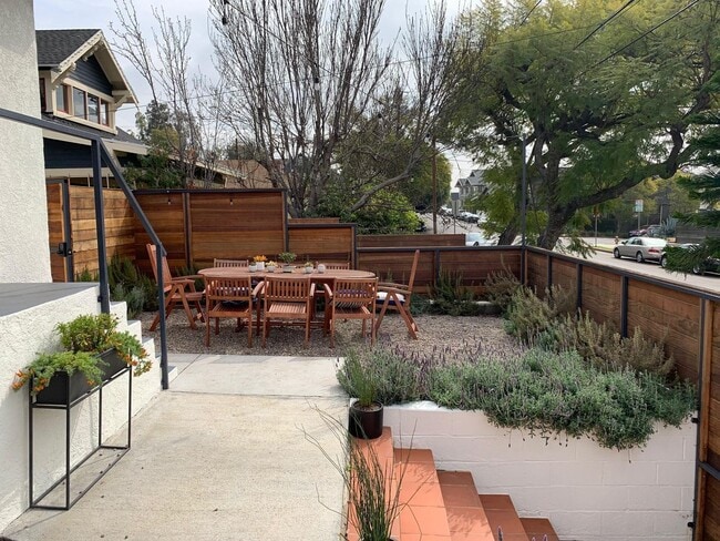 Foto del edificio - Spacious and Updated property in the heart...