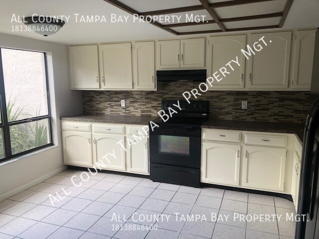 Foto principal - Fantastic 2/2 condo with vaulted ceiling a...