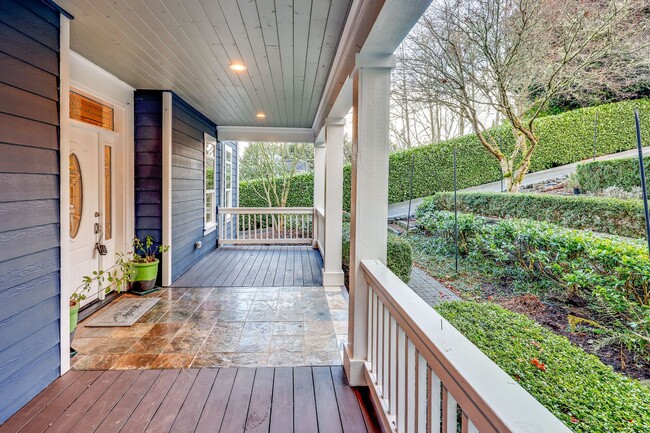 Building Photo - Beautiful Spacious Bainbridge Home