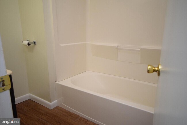 Building Photo - 512 Donna Cir