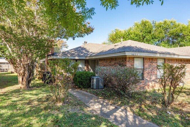 Building Photo - NW - Menzer Duplex