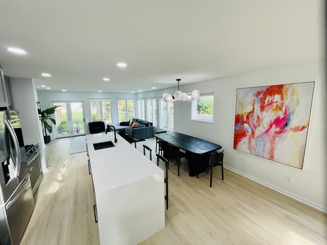 Building Photo - 323 Gross St