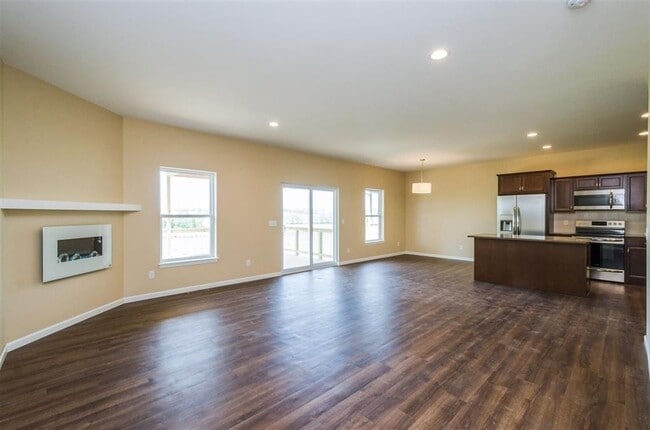 Building Photo - Beautiful 4 Bed Unit in an Awesome North L...