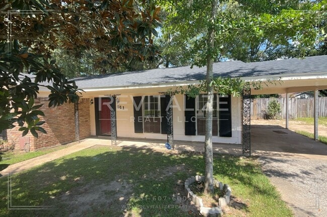 Building Photo - Brick Home with Carport