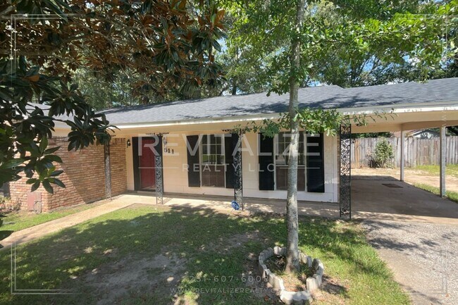 Foto del edificio - Brick Home with Carport