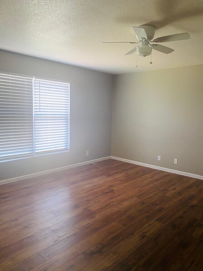 Building Photo - Close to Fort Riley, 3 Bedroom Home