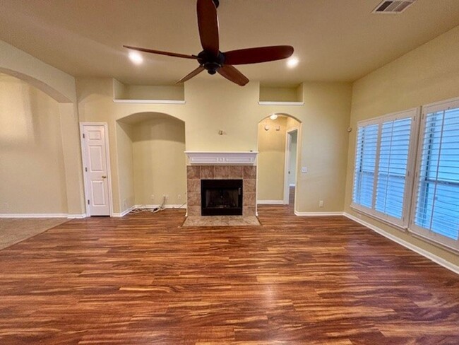 Building Photo - Cozy Highland Park Home WITH 3-CAR GARAGE ...