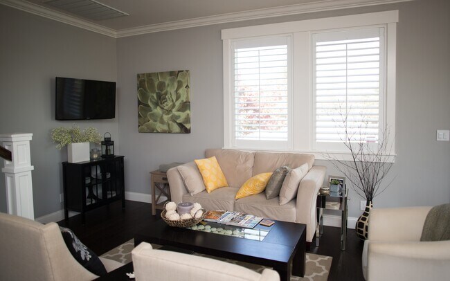 living room - 226 Sunnyside Ave