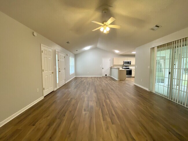 Foto del edificio - Home in Woodbridge With a Screened Porch and Private Backyard!