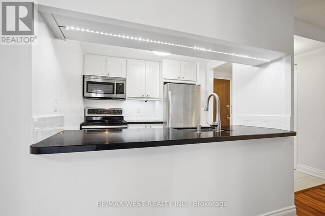 Photo du bâtiment - 717-1717 Bay St.