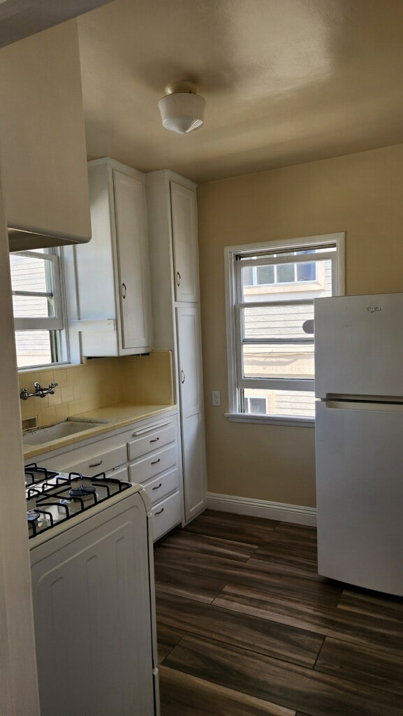 kitchen - 618 N Juanita Ave