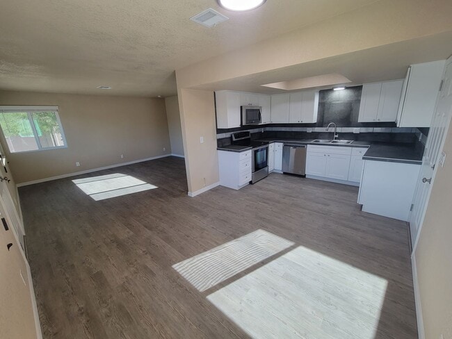 Building Photo - 2975 Aladdin Dr