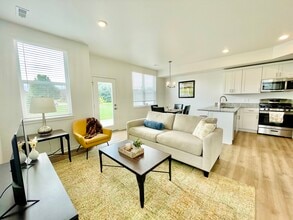 Building Photo - Elmwood Lake Apartments
