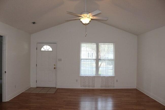 Building Photo - This adorable home in Lake Park is JUST ri...
