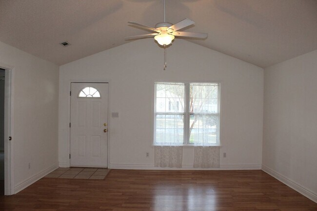 Foto del edificio - This adorable home in Lake Park is JUST ri...