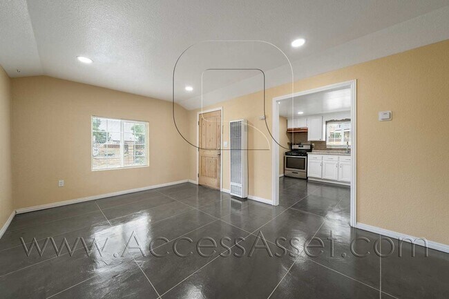Building Photo - Western Style 3 Bed/1 Bath Home In San Ber...