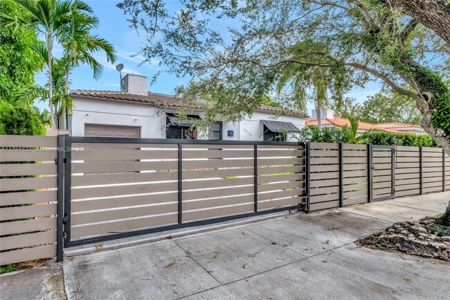 Foto del edificio - 2415 SW 21st Ter