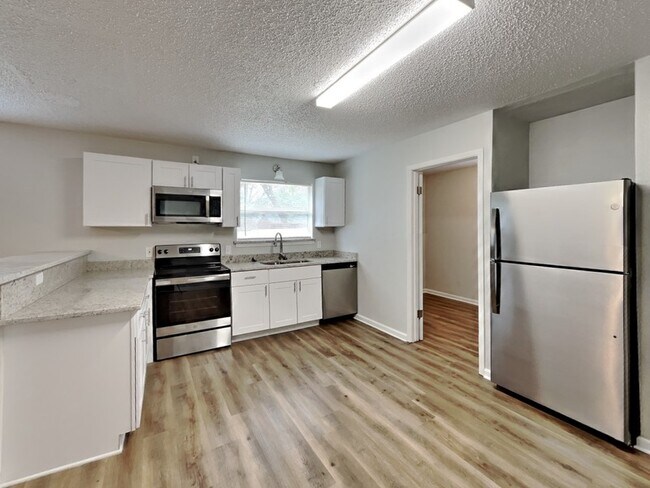 Building Photo - 825 Livingston Dr