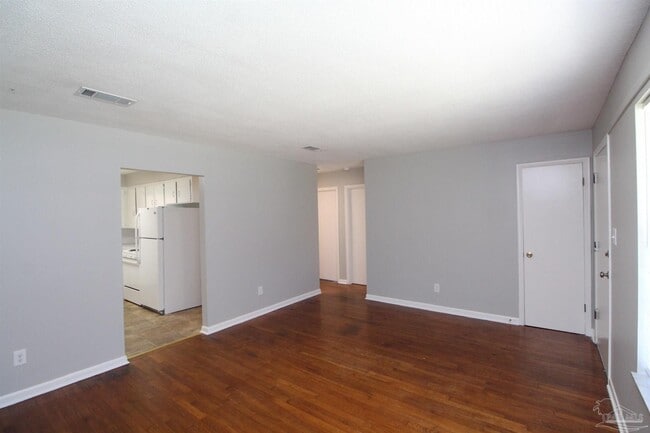 Building Photo - 642 Ditmar St