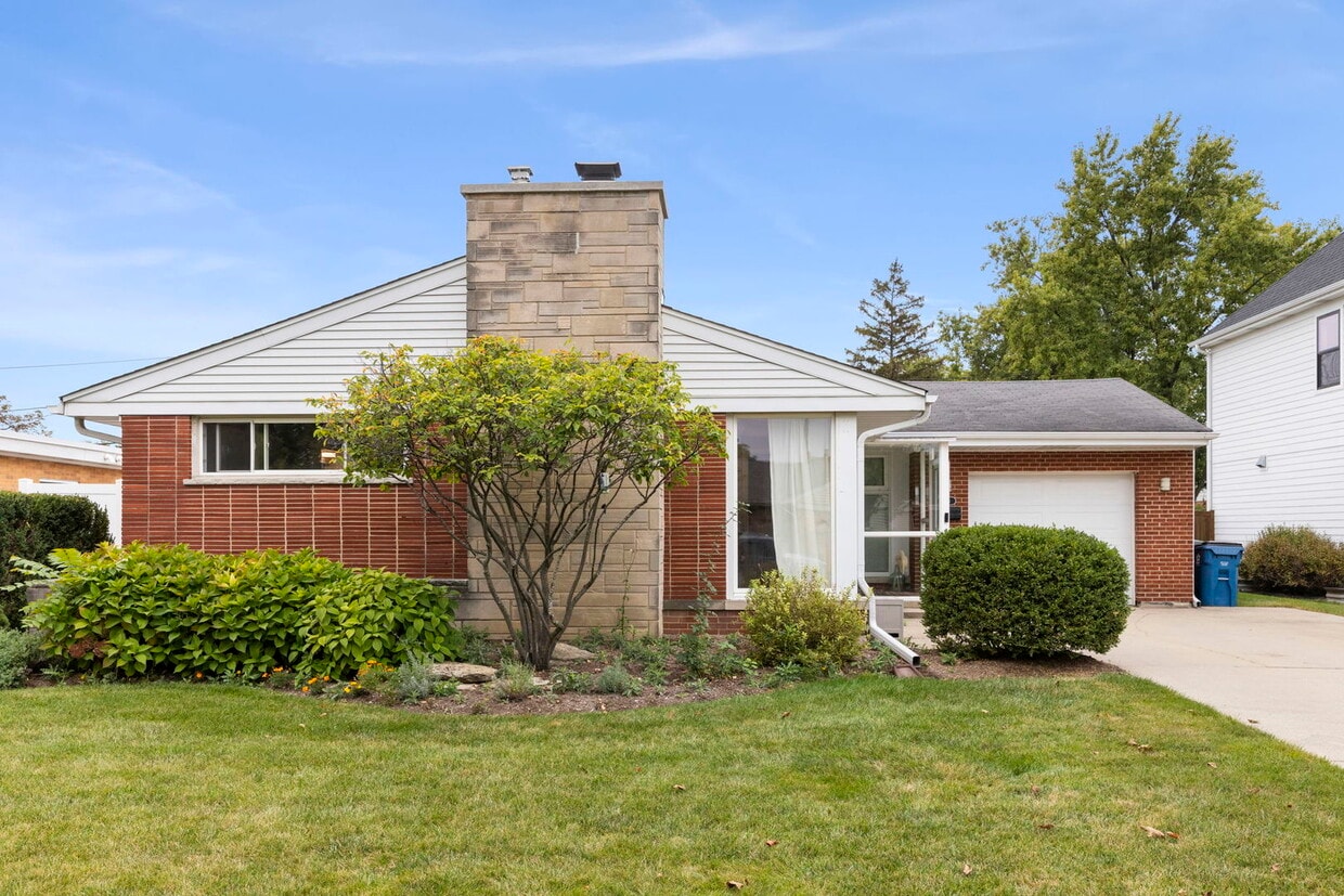 Primary Photo - 415 Huntington Ln
